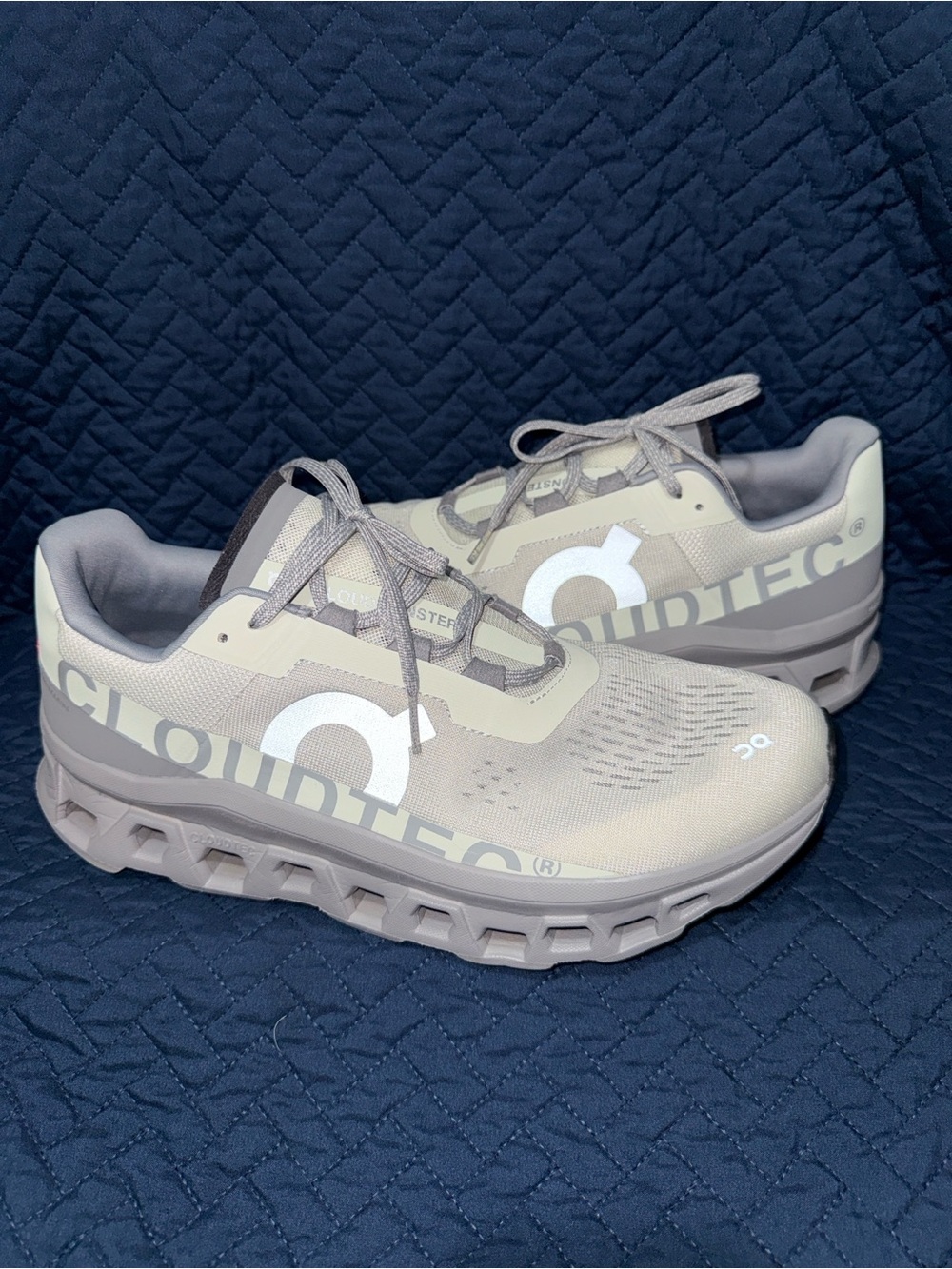 On Running Men’s Cloudmonster Ice/Alloy Running Shoes Size 12 Worn Once